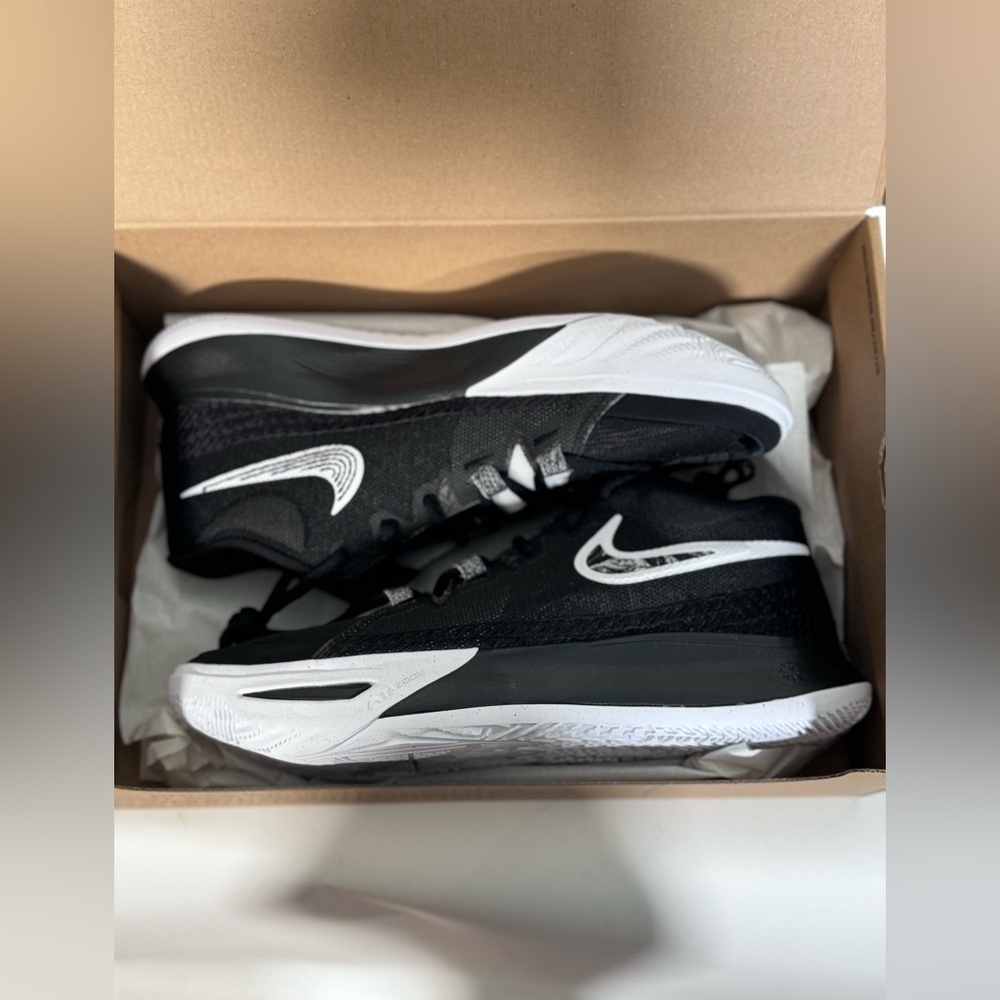 NIB KYRIE FLYTRAP 6 'BLACK WHITE'